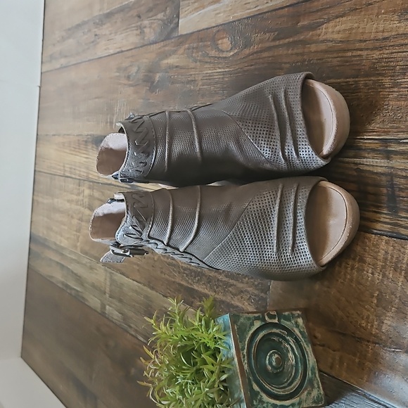 Earth Women's Olive Green Wedge‎ Sandals. Size 6.5 - Picture 4 of 8